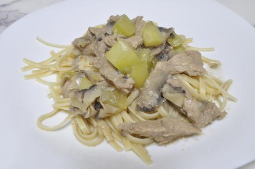 Jak uvařit vepřové se salátovou okurkou? Snadné recept, připravený za Do 30 minut